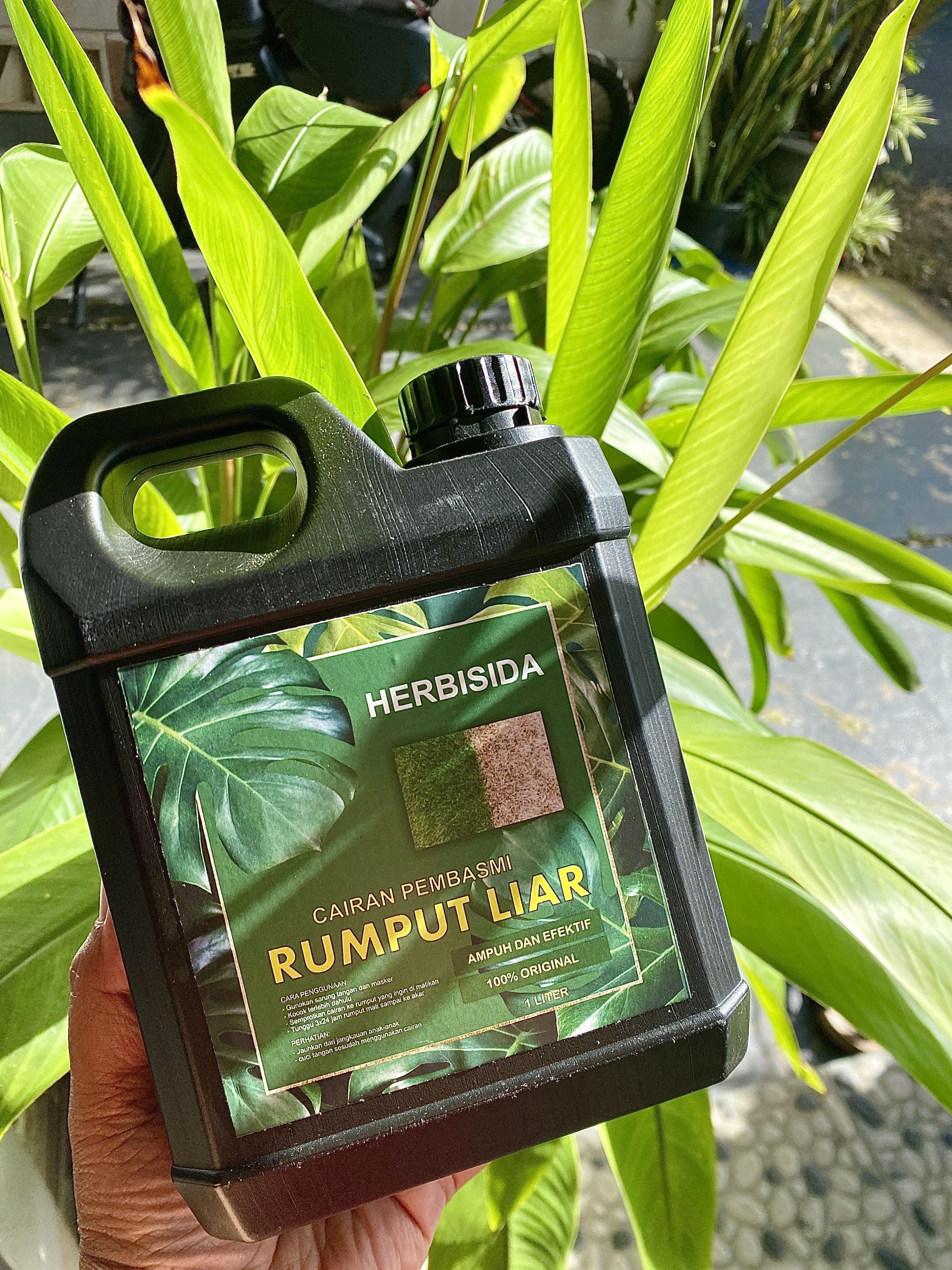 Cairan Pembasmi Rumput Liar